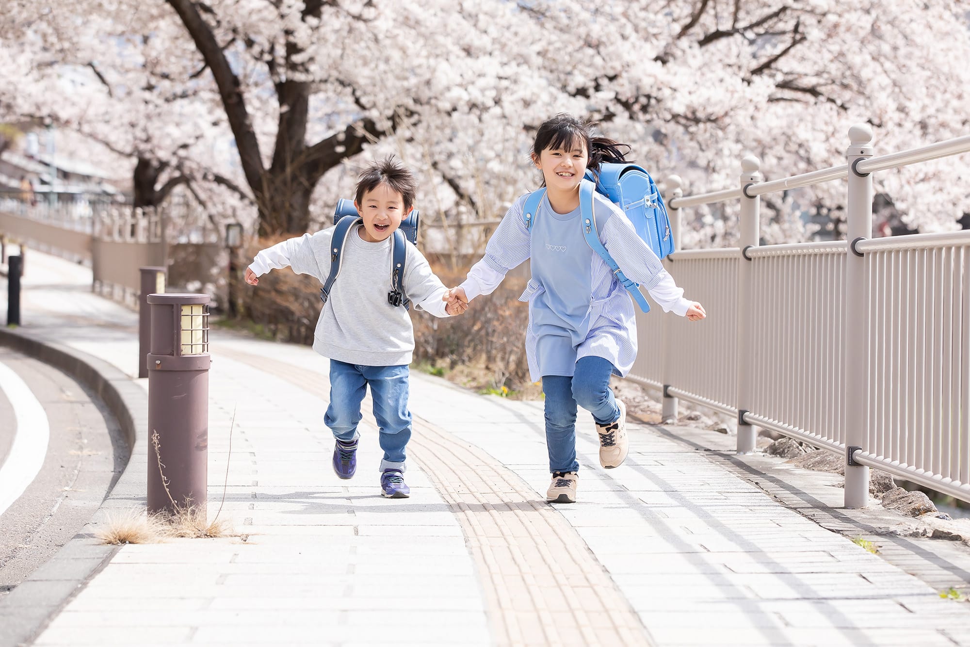 手を繋いで歩く小学生_588224192