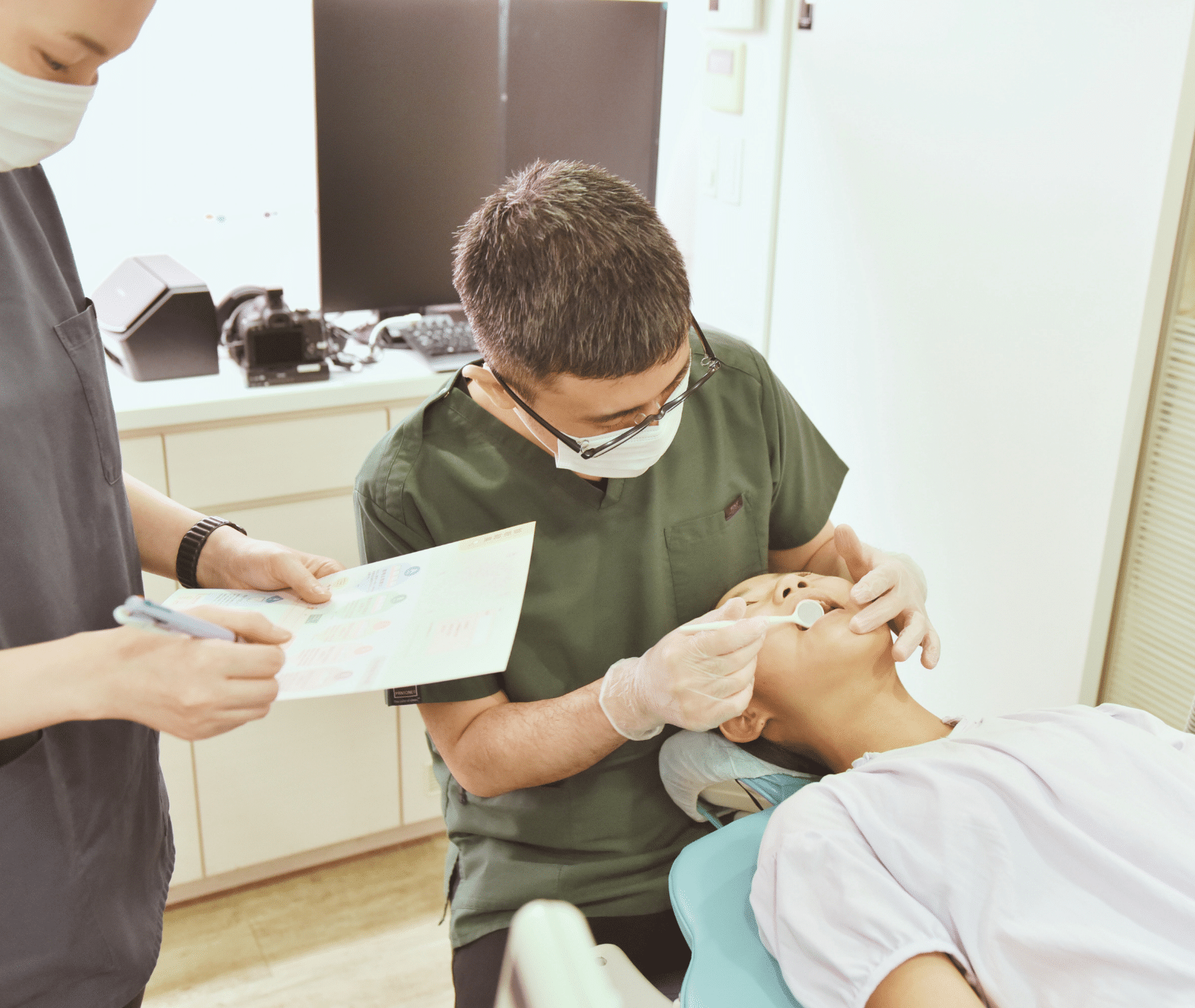 診療中の歯科医師と子ども_ABCDental子ども専門小児歯科