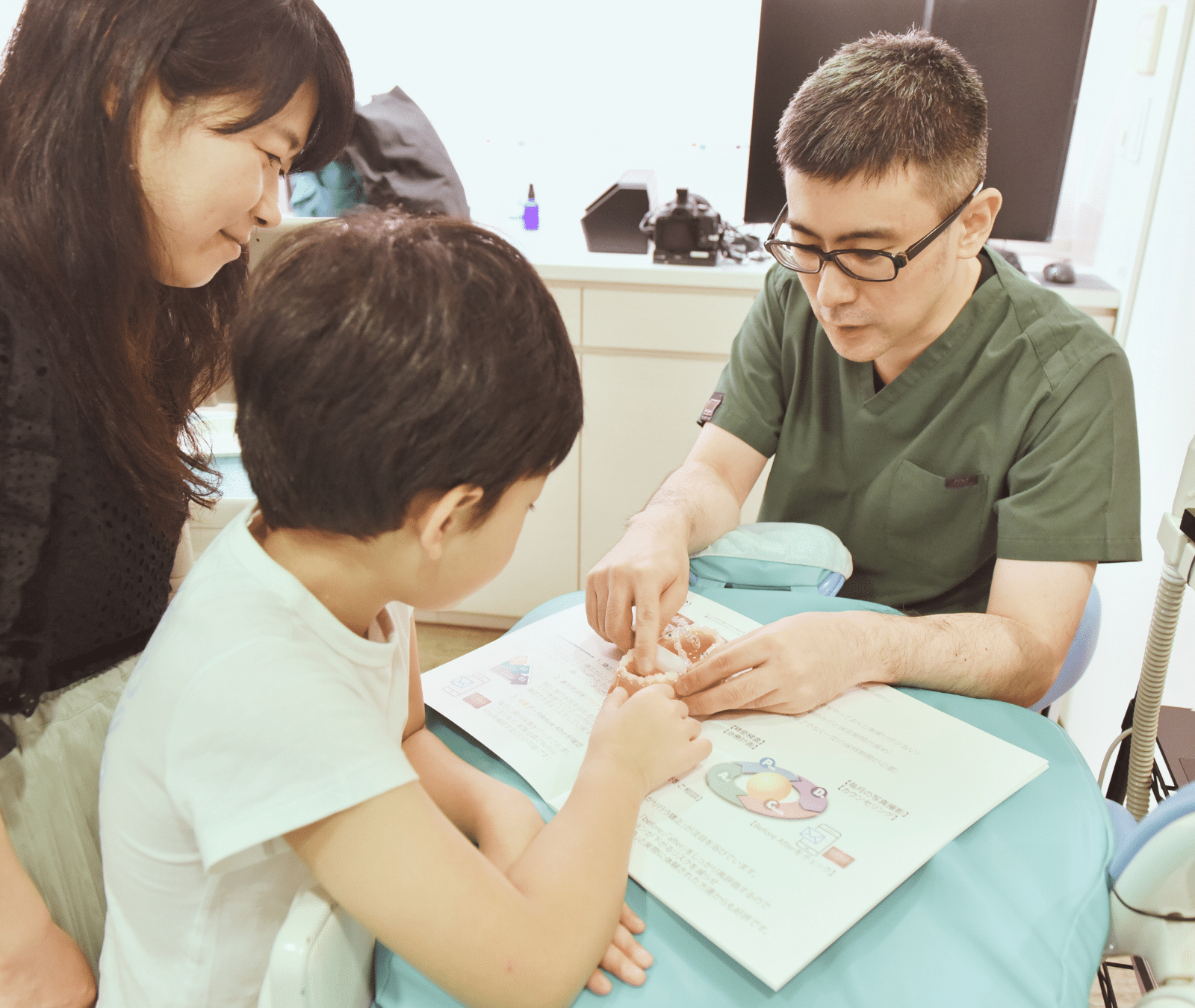 医師から話を聞く親子_ABC子ども専門小児歯科矯正歯科