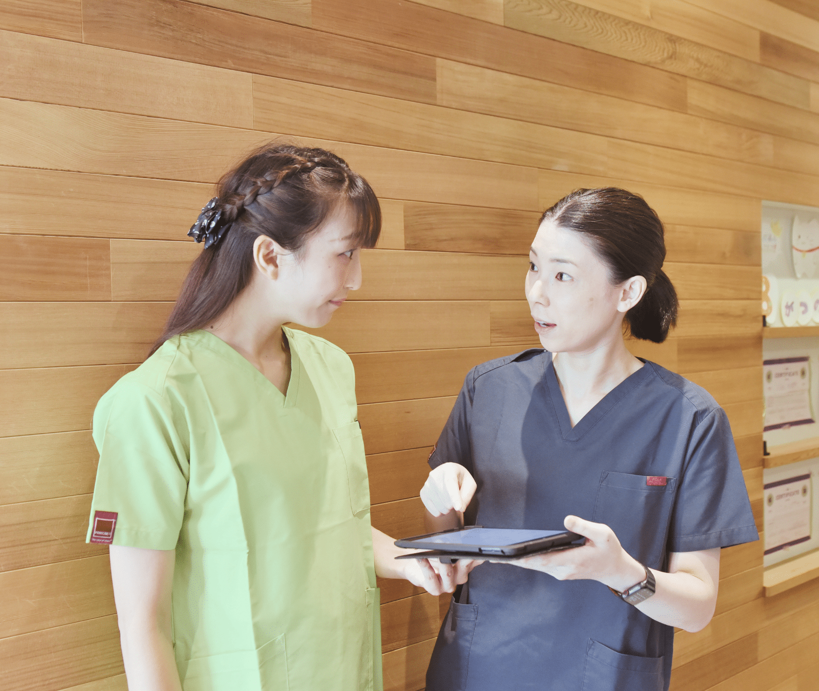話す女性スタッフ